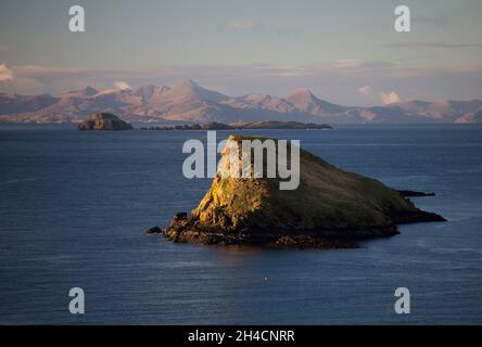 L'île de Tulm et la baie de Duntumm sur l'île de Skye, en Écosse Banque D'Images