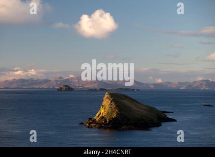 L'île de Tulm et la baie de Duntumm sur l'île de Skye, en Écosse Banque D'Images