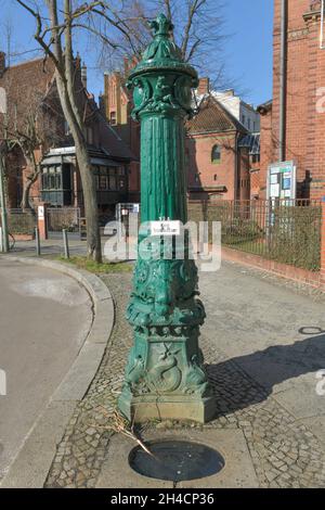 Historische Wasserpumpe, Friedrich-Wilhelm-Platz, Friedenau, Schöneberg, Berlin, Allemagne Banque D'Images
