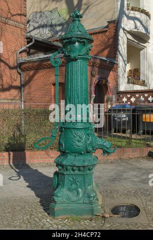 Historische Wasserpumpe, Friedrich-Wilhelm-Platz, Friedenau, Schöneberg, Berlin, Allemagne Banque D'Images