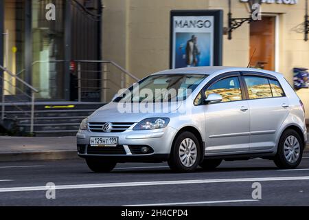 Moscou; Russie - 15 octobre; 2021: Argent Volkswagen Golf plus est garée dans la rue lors d'une chaude journée d'automne avec la toile de fond d'une rue Banque D'Images