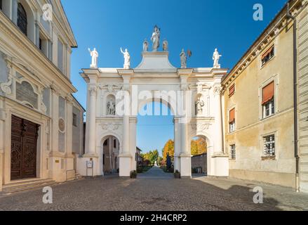 Cherasco, Cuneo, Italie - 27 octobre 2021 : Arche du Belvédère, ex voto pour échapper à la peste et à l'église de Sant Agostino (XVIIe siècle conçu par Banque D'Images