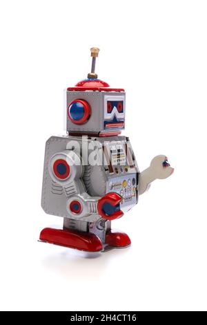 Vieux robot de jouet bon marché isolé sur fond blanc Banque D'Images