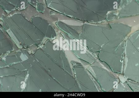 Verre brisé en détail.Pare-brise après l'accident.Beaucoup de petits morceaux.Fissures de texture. Banque D'Images