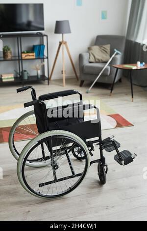 Image d'arrière-plan verticale du fauteuil roulant dans l'intérieur de la maison, espace de copie Banque D'Images