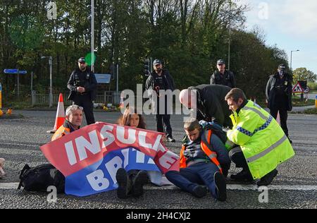 Les manifestants d'isoler la Grande-Bretagne bloquant une route près de l'aéroport de l'autoroute Holiday Inn Express à Manchester.Date de la photo: Mardi 2 novembre 2021. Banque D'Images