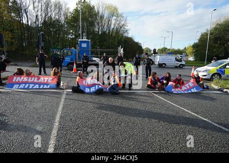 Les manifestants d'isoler la Grande-Bretagne bloquant une route près de l'aéroport de l'autoroute Holiday Inn Express à Manchester.Date de la photo: Mardi 2 novembre 2021. Banque D'Images