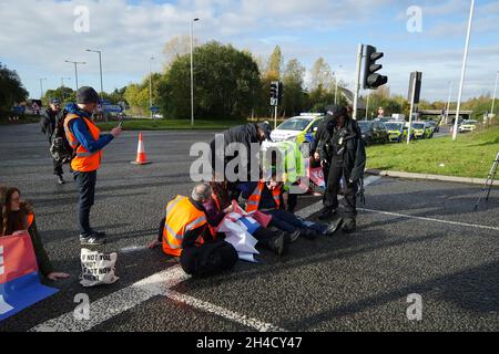 Les manifestants d'isoler la Grande-Bretagne bloquant une route près de l'aéroport de l'autoroute Holiday Inn Express à Manchester.Date de la photo: Mardi 2 novembre 2021. Banque D'Images