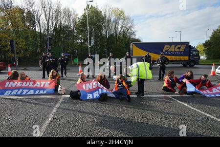 Les manifestants d'isoler la Grande-Bretagne bloquant une route près de l'aéroport de l'autoroute Holiday Inn Express à Manchester.Date de la photo: Mardi 2 novembre 2021. Banque D'Images