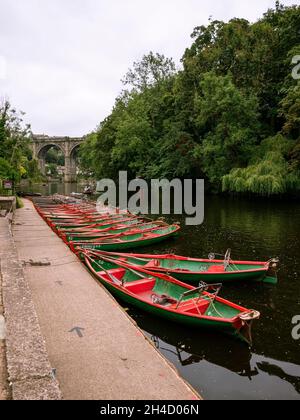 Promenade au bord de l'eau de la rivière Nidd dans le Yorkshire de Knaresborough Banque D'Images