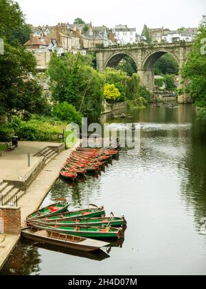 Promenade au bord de l'eau de la rivière Nidd dans le Yorkshire de Knaresborough Banque D'Images