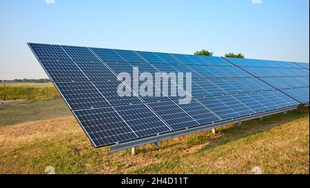 Image des modules de panneau solaire sur un champ, mise au point sélective. Banque D'Images