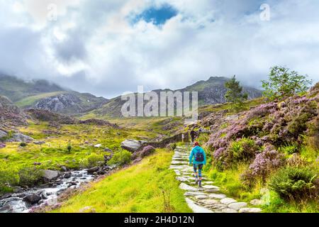 Randonneurs au début de la randonnée jusqu'aux sommets de Glyder Fawr et Glyder Fach à la réserve naturelle de CWM Idwal, Snowdonia, pays de Galles, Royaume-Uni Banque D'Images