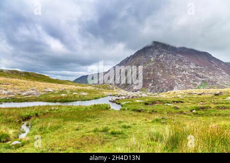Pen yr Ole Wen et un ruisseau de montagne vu de la réserve naturelle Idwal du MCG, Snowdonia, pays de Galles, Royaume-Uni Banque D'Images