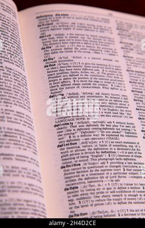 Longman Dictionary page ouverte montrant la définition du mot DÉFINI et d'autres mots Banque D'Images