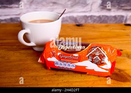 McVités Gingerbread chocolats digestifs avec une tasse de thé, un paquet scellé de biscuits Banque D'Images