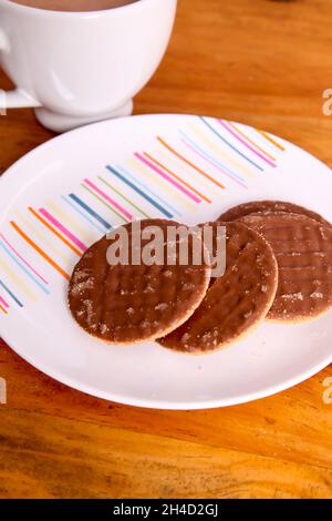 Assiette de biscuits digestifs au chocolat, produits digestifs au chocolat McVités au pain d'épice Banque D'Images
