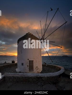 Moulins à vent de Mykonos, îles grecques. Banque D'Images