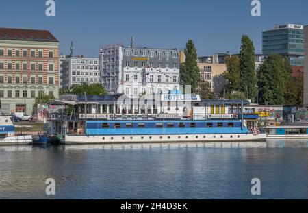 Hotelschiff Eastern Comfort, Mühlenstraße, Spree, Friedrichshain, Berlin, Allemagne Banque D'Images