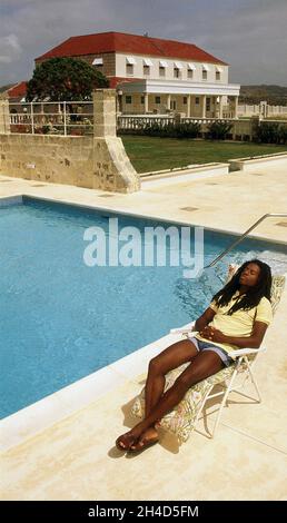 Eddy Grant à sa maison Baileys Plantation Barbade 1983 Banque D'Images