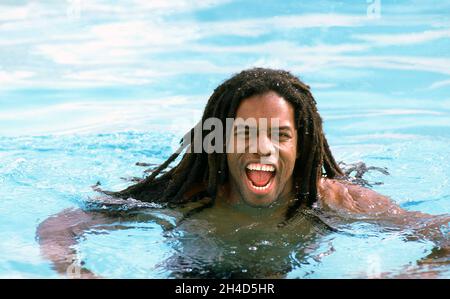 Eddy Grant à sa maison Baileys Plantation Barbade 1983 Banque D'Images