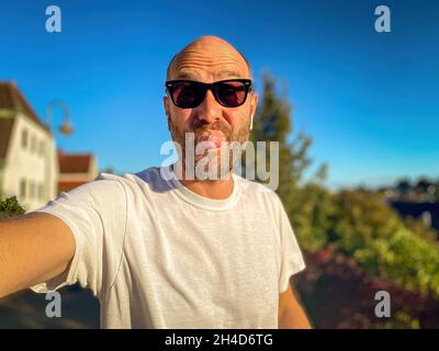 Homme de course à pied avec lunettes de soleil Banque D'Images