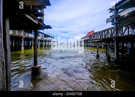 De vieilles piers en bois dépassent dans la mer à Hua Hin, en Thaïlande Banque D'Images