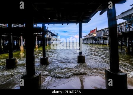 De vieilles piers en bois dépassent dans la mer à Hua Hin, en Thaïlande Banque D'Images