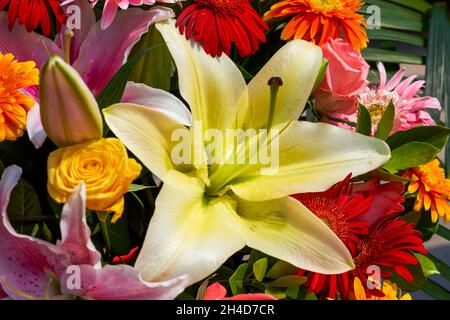 Gros plan d'un panier de fleurs avec un bouquet de lys et de chrysanthèmes Banque D'Images