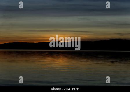 Starnberg, Allemagne .18 janvier 2021.Sonnenuntergang am Starnberger Voir.Im hintergrund sind die Alpen zusehen.* coucher de soleil sur le lac Starnberg.En arrière-plan, vous pouvez voir les Alpes.(Photo par Alexander Pohl/Sipa USA) crédit: SIPA USA/Alay Live News Banque D'Images