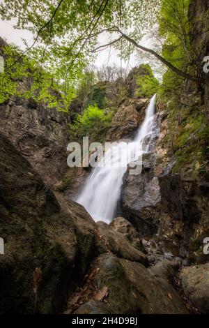 La douce cascade coule simplement sur les rochers Banque D'Images