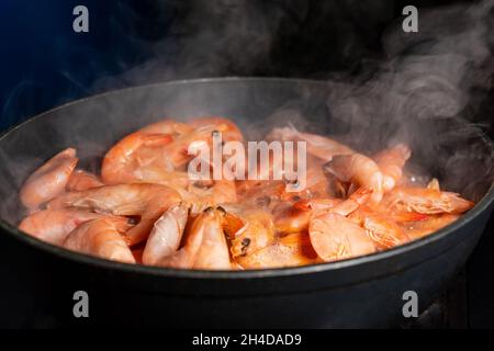 Gros plan des crevettes dans la poêle.Gros plan des crevettes cuites.Arrière-plan macro-alimentaire.Fruits de mer Banque D'Images