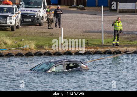 Accident en bord de mer à Southport, Merseyside. Météo britannique 02 novembre 2021. Mauvais temps pendant la nuit alors que Ford Fiesta avec trois passagers féminins s'est écrasé à travers une barrière métallique et est tombé dans Marine Lake. Les passagers n'ont pas été blessés après s'être échappés du véhicule partiellement submergé par le froid et l'humidité. Crédit : MediaWorldImages/AlamyLiveNews Banque D'Images