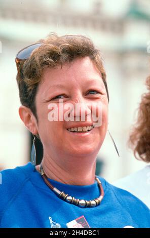 Norma McCorvey, connue sous le pseudonyme de Jane Roe, la demanderesse dans la décision historique de la Cour suprême des États-Unis de 1973 Roe c. Wade, assiste à un rassemblement sur les marches de devant de la Cour à Washington, DC, le 9 avril 1989. Crédit : Ron Sachs/CNP Banque D'Images