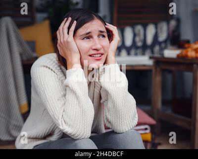 Jeune femme asiatique déprimée assise sur le porche de l'arrière-cour.Elle se sent triste et inquiète de souffrir de dépression en santé mentale.Santé mentale, anxiété dépressive pensant chinoise dame. Banque D'Images