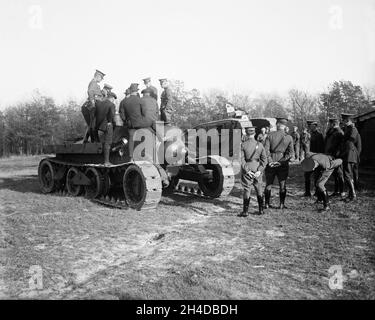 Photo vintage vers 1922 d'un char moyen Christie M1921 américain examiné par des officiers de l'armée américaine.Conçu par l'ingénieur automobile et designer John Walter Christie après des essais par le département américain de l'Ordnance, le projet a été abandonné en 1924. Banque D'Images