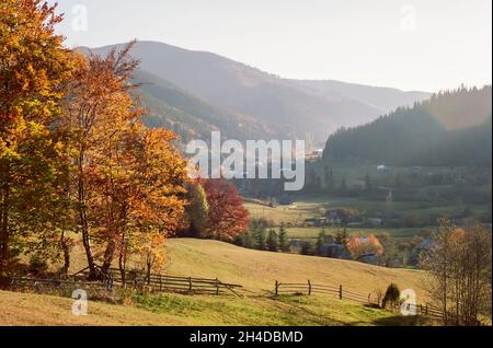 Magnifique lever de soleil doré dans un paysage de montagne d'automne.Prenez des photos sur un appareil photo à film analogique avec du bruit Banque D'Images