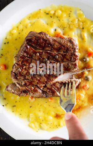 Steak de bœuf tendre avec une sauce délicieuse Banque D'Images