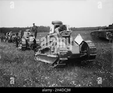 Une photo vintage vers 1929 d'une ligne de chars légers M1917 américains une copie sous licence du char français Renault FT.Le M1917 n'a participé à aucun combat, mais a été utilisé au niveau national pour réprimer diverses émeutes et troubles civils. Banque D'Images