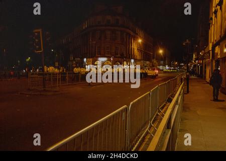 Glasgow, Écosse, Royaume-Uni.1er novembre 2021.Argyle Street et d'autres routes ont été fermées par la police entre Finnieston et Kelvingrove Art Gallery & Museum pour permettre aux dirigeants et aux dignitaires du monde entier de se rendre à une réception pour la COP26.Parmi les participants figuraient HRH le Prince Charles, duc de Rothesay (duc de Cornwall), HRH Camilla, duchesse de Rothesay (duchesse de Cornwall), HRH le Prince William, comte de Strathearn (duc de Cambridge), HRH Catherine, comtesse de Strathearn (duchesse de Cambridge), Premier ministre Boris Johnston et président Joe Biden des États-Unis.Credit: Iain McGuinness / Alamy Live News Banque D'Images