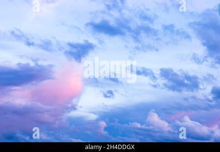 Ciel et nuages spectaculaires au coucher du soleil, Royaume-Uni, idéal pour un fond ou un modèle Banque D'Images