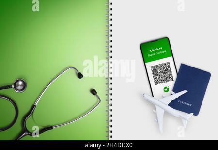Green Pass concept de vaccination Covid-19.Passeport, stéthoscope, avion, isolé sur fond de feuille de papier blanc avec espace de copie.Certificat de vaccination Banque D'Images
