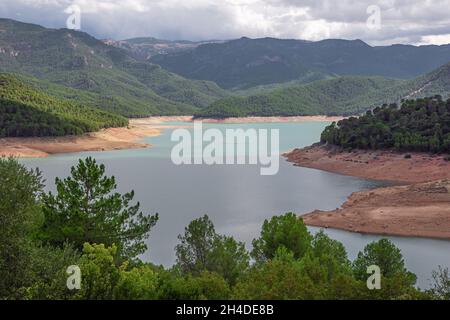 Vue sur les rives du réservoir de Tranco de Beas, vue depuis le point de vue de Solana de Padilla Banque D'Images