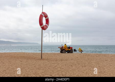 Leerer Strand von Nazaré au Portugal.Retungsring am Strand zur Sicherheit Banque D'Images