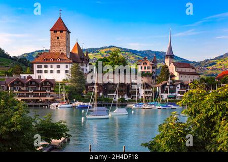 Église et château de Spiez sur les rives du lac Thun, dans l'Oberland bernois du canton suisse de Berne, Spiez, Suisse. Banque D'Images