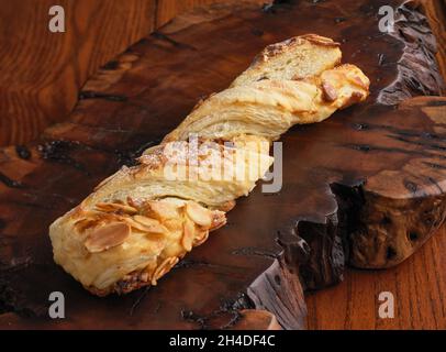 Pâte feuilletée avec tranches d'amande sur bois Banque D'Images