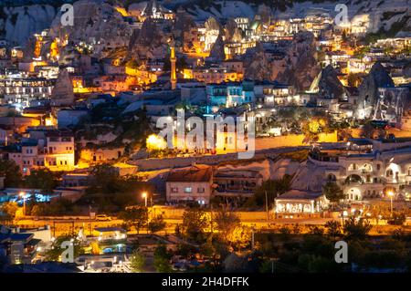 Vue nocturne de la ville de Göreme, Cappadoce, Turquie Banque D'Images