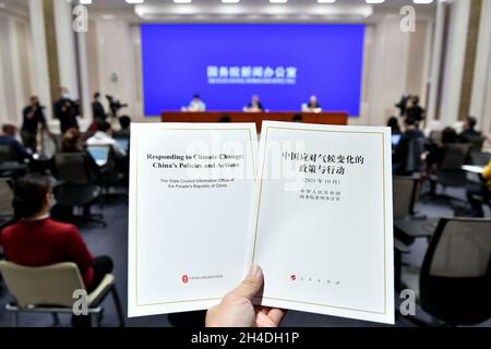 (211102) -- BEIJING, le 2 novembre 2021 (Xinhua) -- la photo prise le 27 octobre 2021 montre une conférence de presse sur un livre blanc intitulé "répondre au changement climatique: Les politiques et les actions de la Chine", publié par le Bureau d'information du Conseil d'Etat, à Beijing, capitale de la Chine.(Xinhua/Li Xin) Banque D'Images