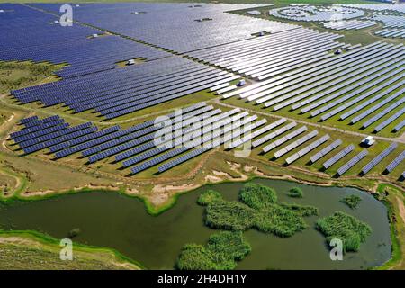 (211102) -- BEIJING, 2 novembre 2021 (Xinhua) -- photo aérienne prise le 4 août 2021 montre une centrale photovoltaïque dans le village de Tujing, district de Yunzhou à Datong, dans la province du Shanxi, au nord de la Chine.(Xinhua/CAO Yang) Banque D'Images
