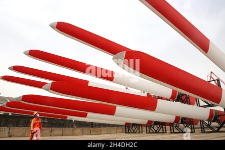(211102) -- BEIJING, le 2 novembre 2021 (Xinhua) -- des pales d'éoliennes attendent d'être expédiées au port de Lianyungang, dans la province de Jiangsu, en Chine orientale, le 16 avril 2021.(Photo de Wang Chun/Xinhua) Banque D'Images